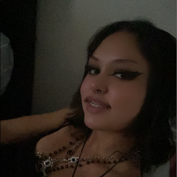 Meet your Posher, Alexa - Picture 2 of 5